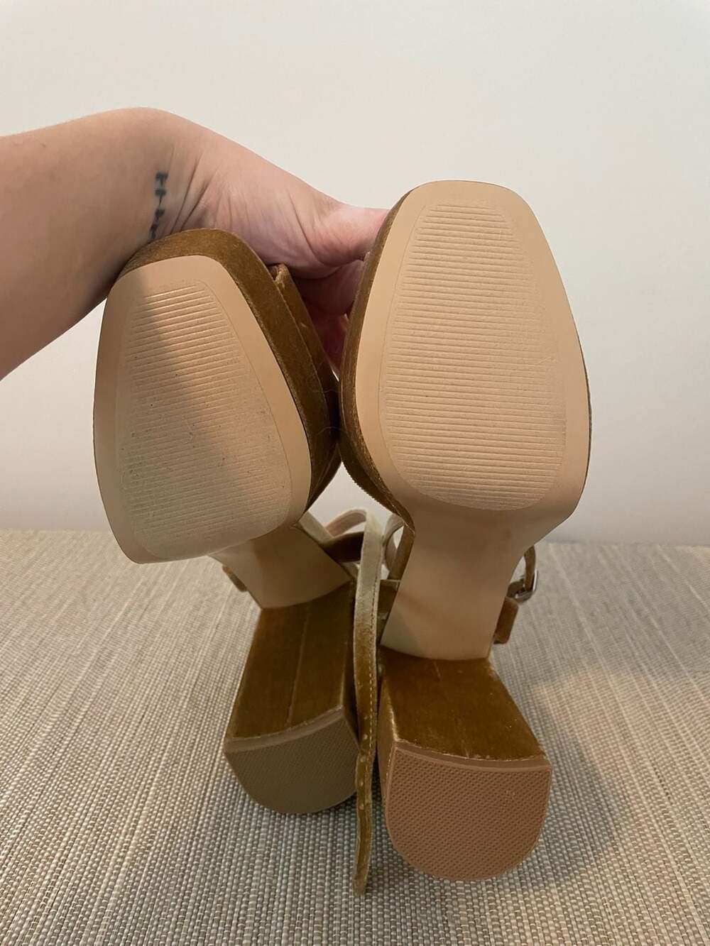 Steve Madden Lourdes Velvet Platform Sandal Heel - Picture 2 of 3